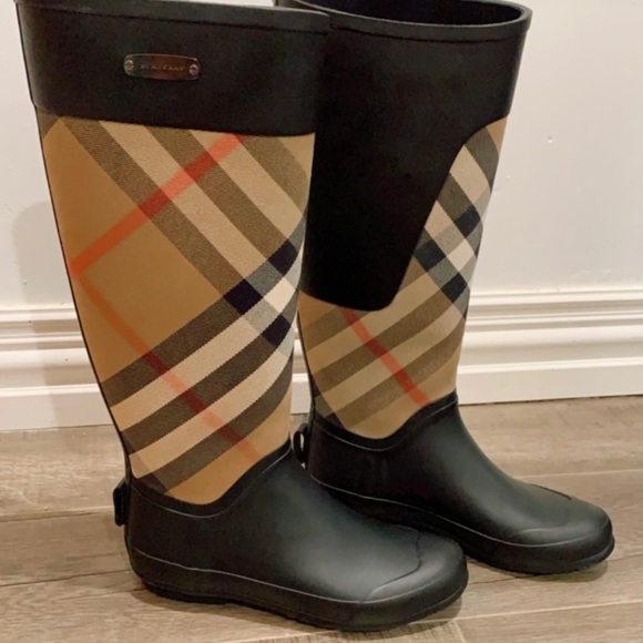 Burberry boots - Picture 1 of 4